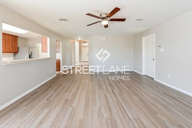 Building Photo - Charming 5 Bedroom in Deer Park!