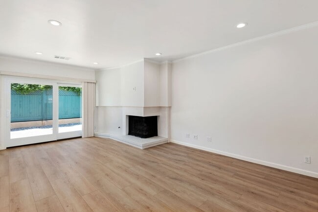 Building Photo - Beautifully redone Spanish duplex in peaceful and centrally-located Hidden Valley!