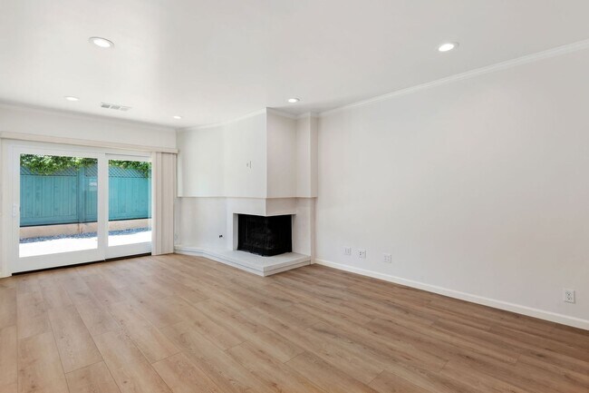 Foto del edificio - Beautifully redone Spanish duplex in peaceful and centrally-located Hidden Valley!