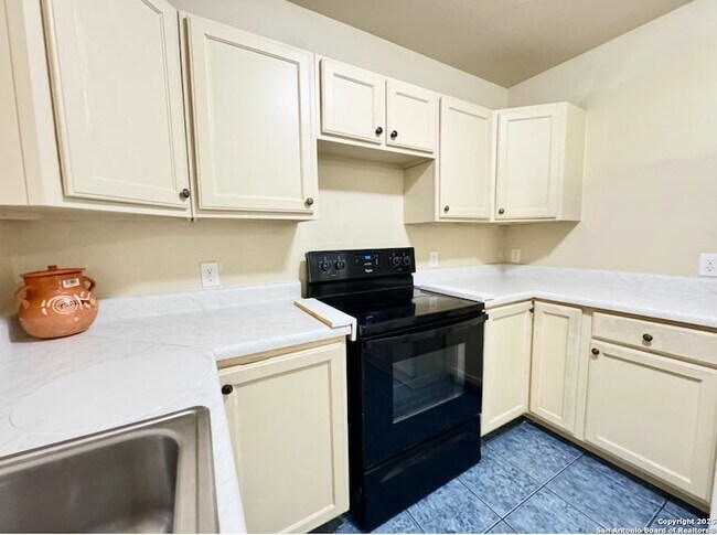 Foto del edificio - 14424 Higgins Rd