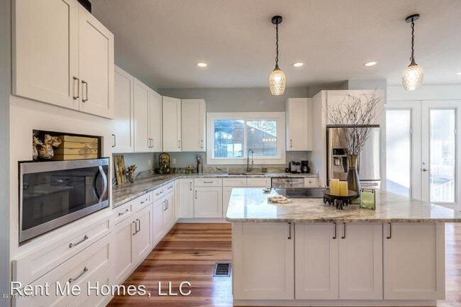 Building Photo - 5 br, 3.5 bath House - 1010 Riverside Dr.