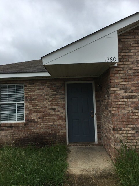 Foto del edificio - 2BR/2BA Duplex – Hassle-Free Living with Lawn Care Included