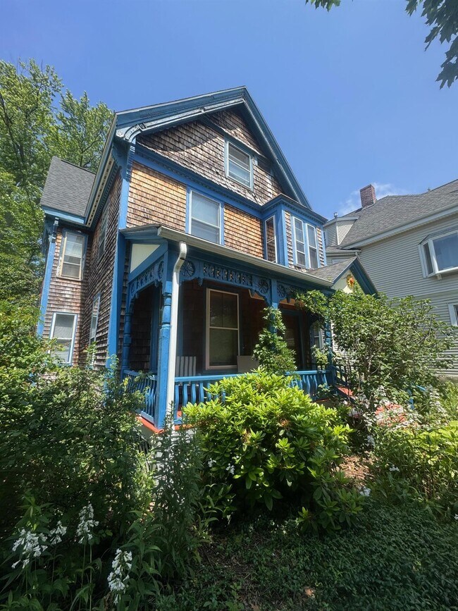 Building Photo - 94 College Ave