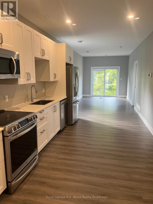 Building Photo - 335 John St S