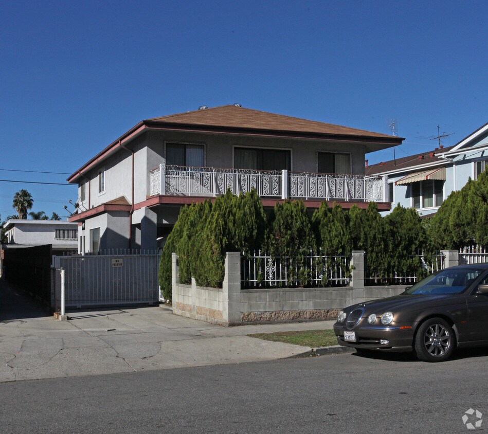 Foto del edificio - 1811 Alexandria Ave