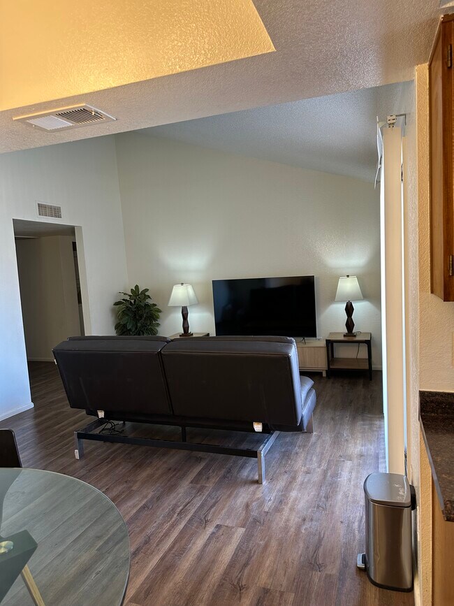 Foto del edificio - 10610 S 48th St