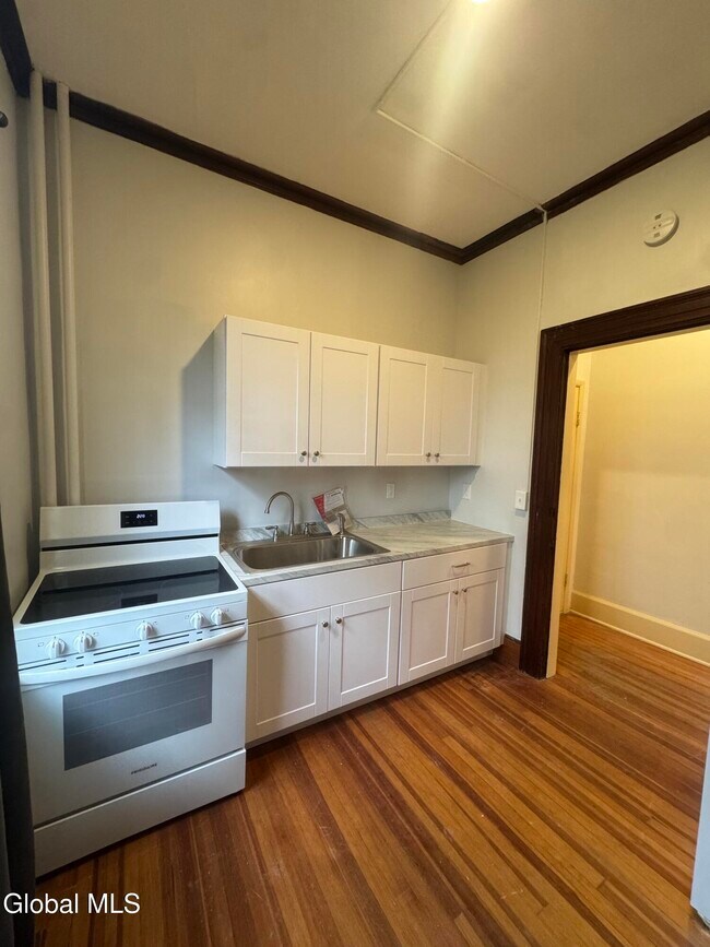 Building Photo - 133 S Lake Ave