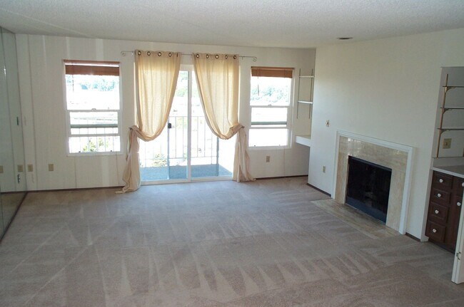 Building Photo - Queen Anne 20 Condo