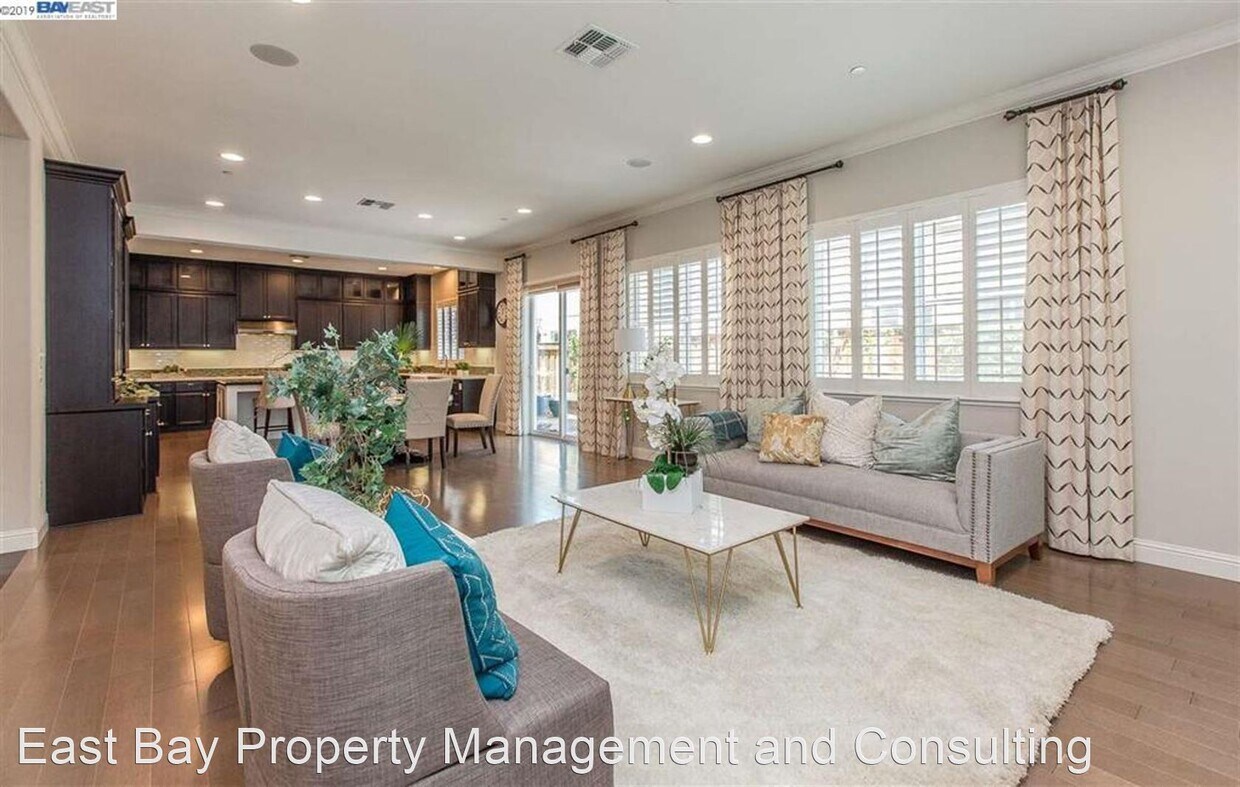 Foto principal - 5 br, 3.5 bath House - 33528 Mustang St.