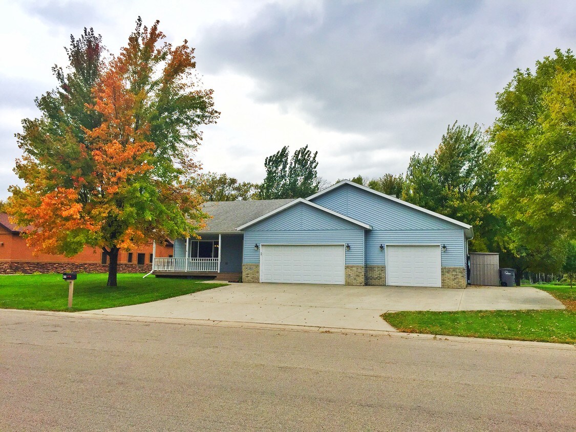 2611 Country Club Pkwy, Moorhead, MN 56560 House Rental in Moorhead