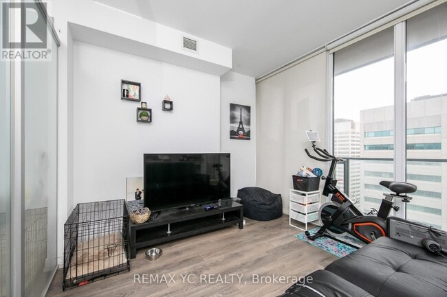 Building Photo - 426 University Ave