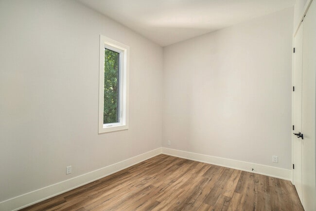 Building Photo - 404 Eden Av