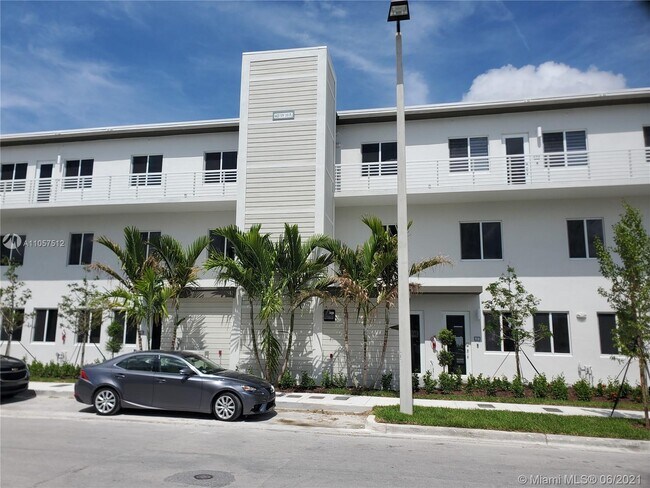 Foto del edificio - 6425 NW 103rd Pl