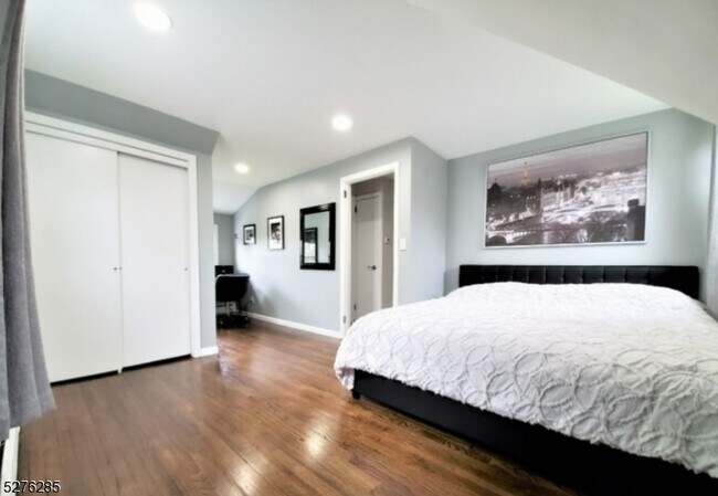 Building Photo - 556 Broughton Ave