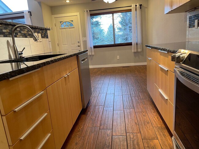 Foto del edificio - Updated Townhome Louisville- Perfect commuting location