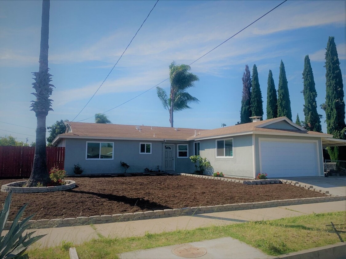 Primary Photo - Fantastic 4 bed/2 bath home w/private back...