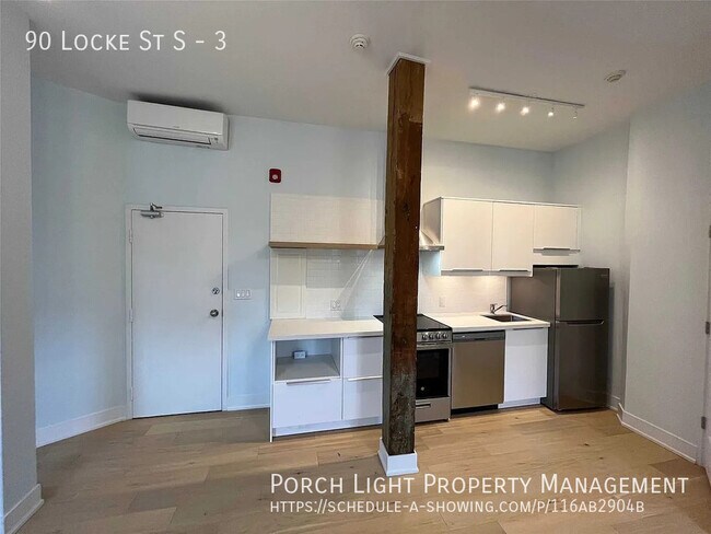 Photo du bâtiment - Locke St S Main Floor Private Laundry, Parking  and AC