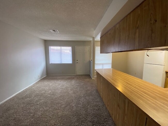 Building Photo - Craigmont Villas- 1 Bedroom Condo!!