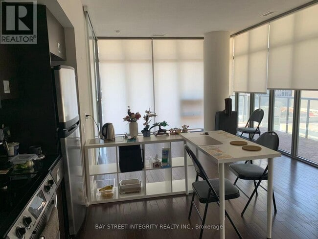 Building Photo - 33 Charles St E