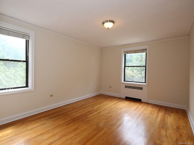 Foto del edificio - 223 Larchmont Acres