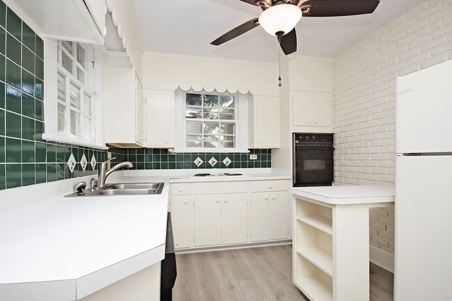 Building Photo - Charming 1930's Home Near UVA & A Variety ...