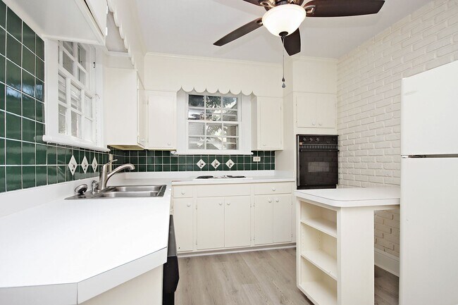 Foto del edificio - Charming 1930's Home Near UVA & A Variety ...