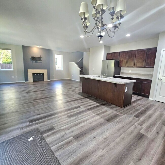Foto del edificio - Spacious 4 bed with fenced yard,  convenie...