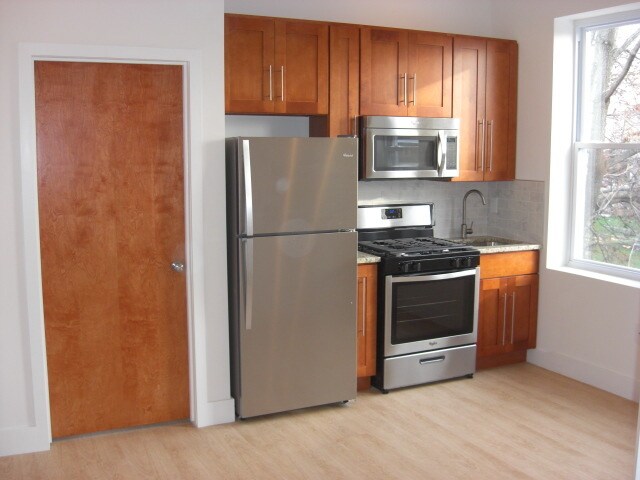 Foto principal - 2737 W Girard Ave