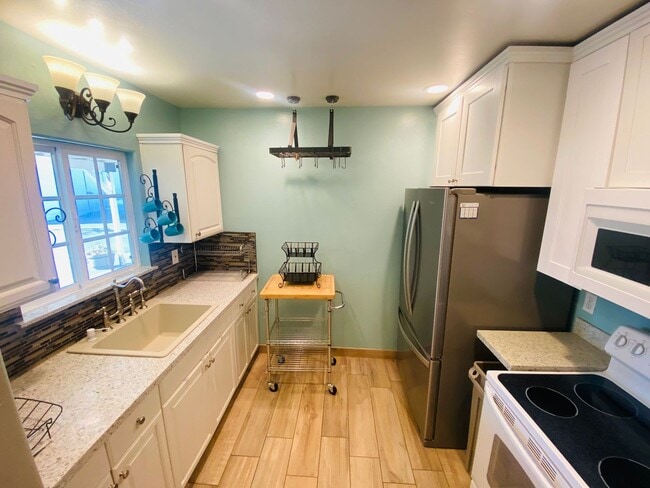 Building Photo - 3 Bedroom plus Den in Santee! Most Utiliti...