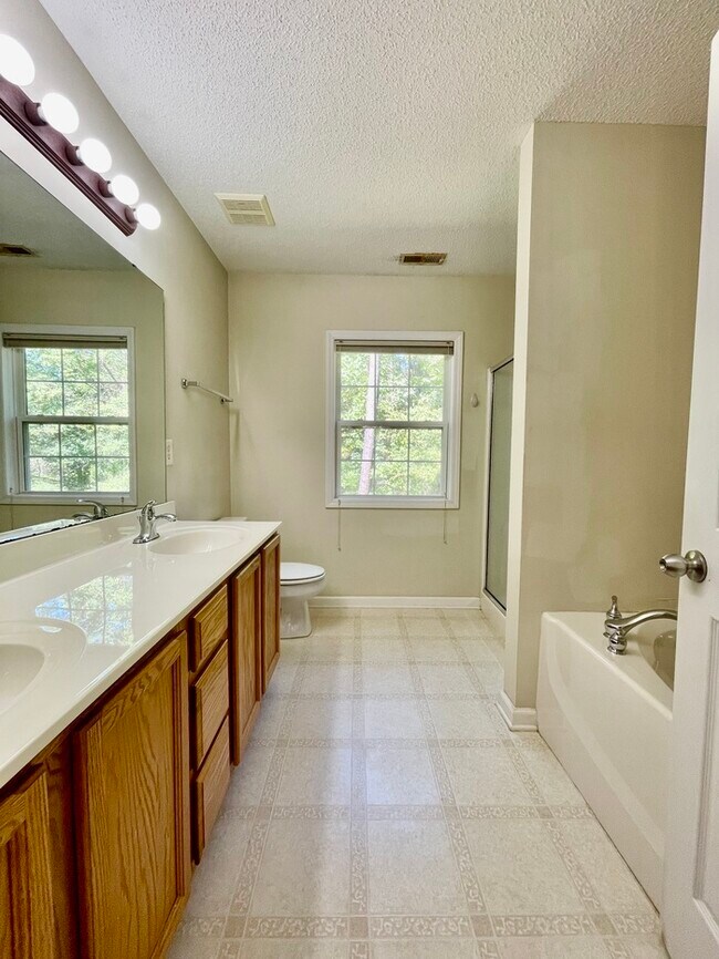 Foto del edificio - 806 Northwood Hills Ave