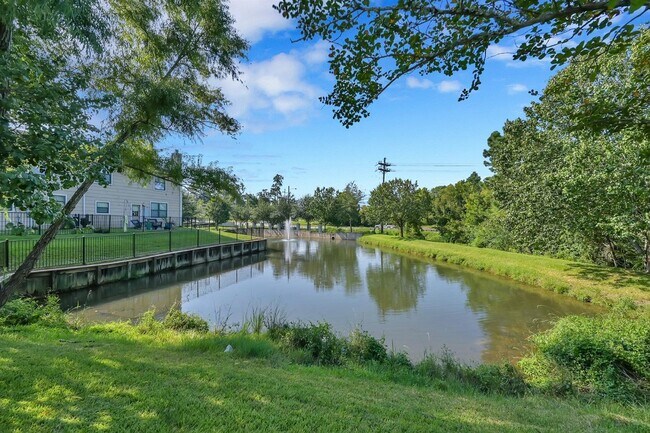 Foto del edificio - 1898 Longmire Road Apt #27, Conroe, TX 773...