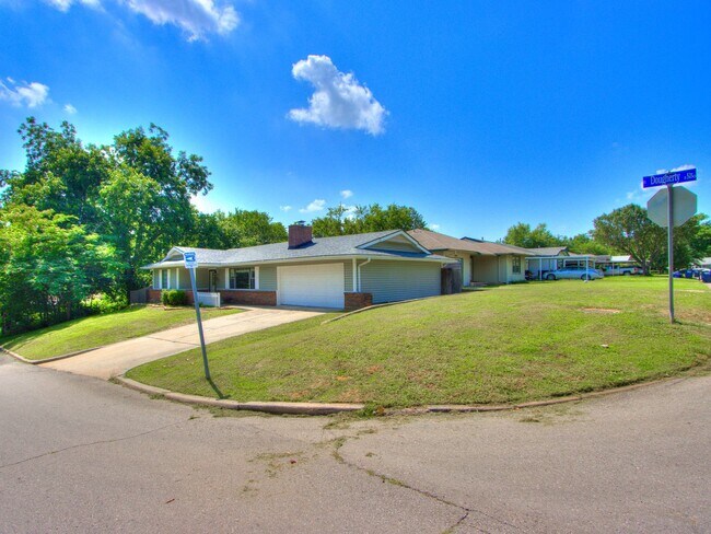 Foto del edificio - 3 Bedroom 1 Bath Home w/ 2 car garage in Shawnee