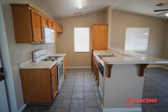 Foto del edificio - Three Bedroom Home in South Bakersfield!