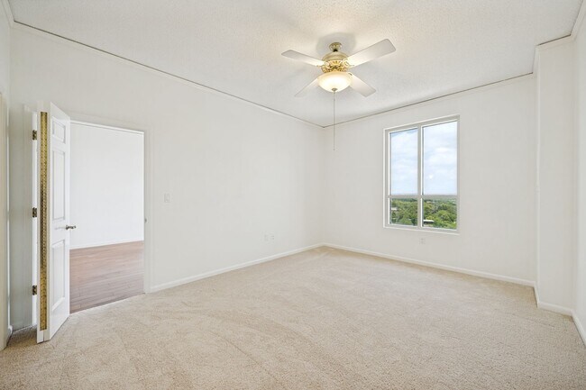 Foto del edificio - 1 Towers Park Ln