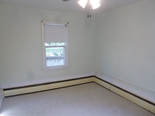 Sala de estar o dormitorio - 612 Stewart Ave