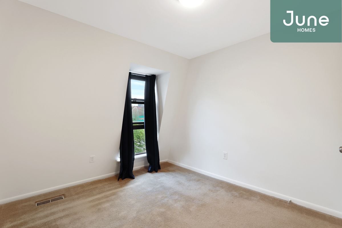 Primary Photo - Full room in 5-bed/2.0-bath Home