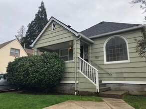 Building Photo - 736 E 19th Ave