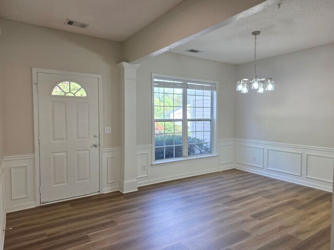 Foto del edificio - Updated 3 bed 2.5 bath Townhome located in...