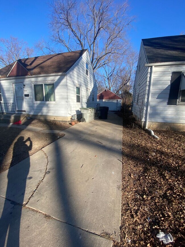 Foto del edificio - 3BR SINGLE FAMILY HOME, FULL BASEMENT, GREAT YARD, PARKING, GARAGE