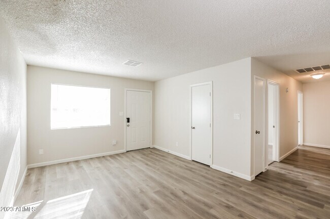 Foto del edificio - 7058 S 16th Dr