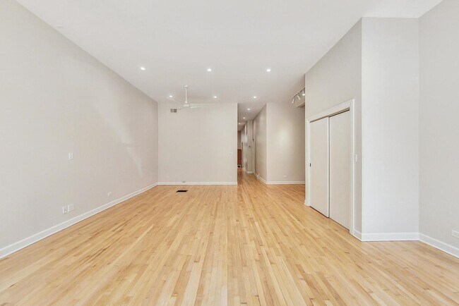 Building Photo - 1642 W Bryn Mawr Ave