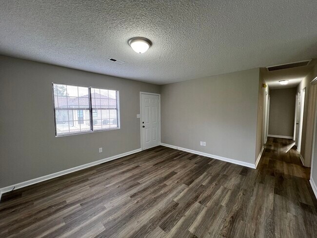 Foto del edificio - 305 Rustic Rd  REDUCED $25 APPLICATION FEE