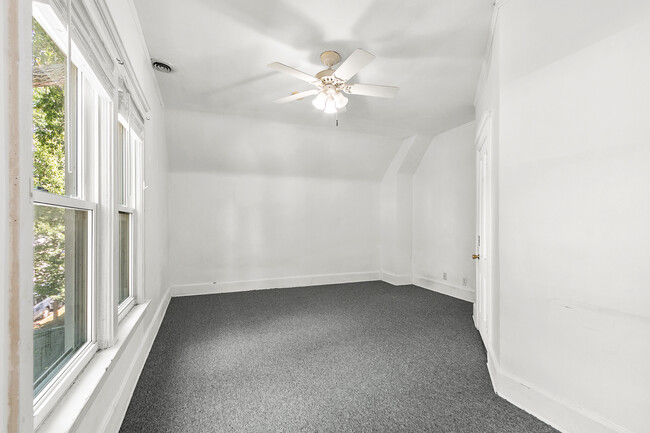 Building Photo - 1008 Garnett Pl