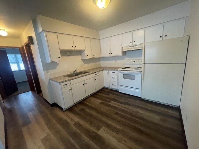 Building Photo - 20427 W Clark Ave #5