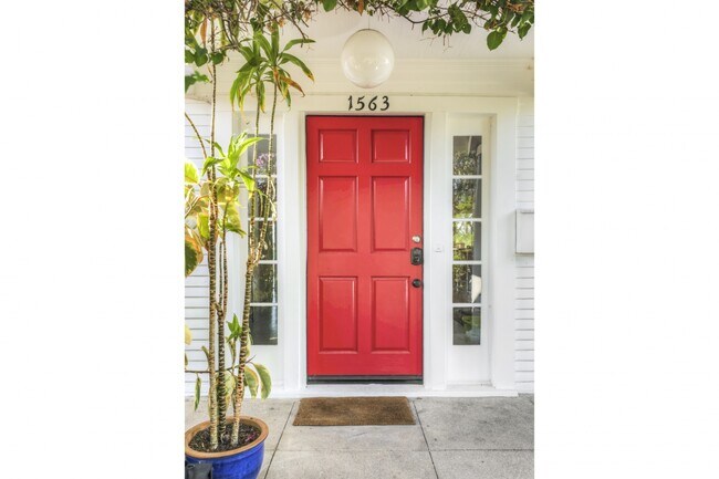 Building Photo - 1563 Lucretia Ave