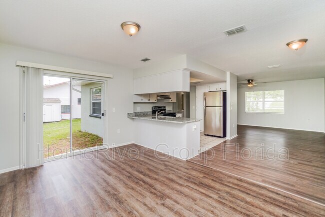 Foto del edificio - 11065 Norvell Rd