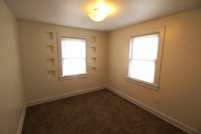 Building Photo - 805 W Whitney Ave