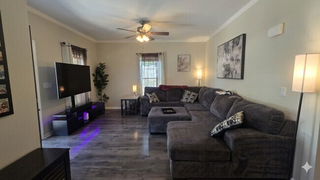 Foto del edificio - Welcome to this 3 bedroom 3 Bull Bathroom home with a Basement