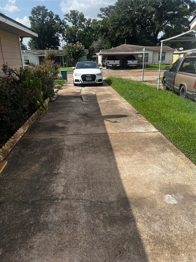 Building Photo - 1407 Lamesa Ave