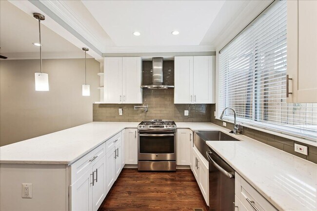 Foto del edificio - Modern 4BR Home w/ Fireplace, In-Law Suite + Parking in Prime DC Location!